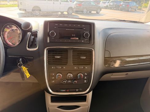 Used 2017 Dodge Grand Caravan SE FWD image 24