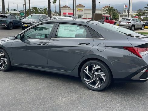 New 2025 Hyundai Elantra Limited image 11