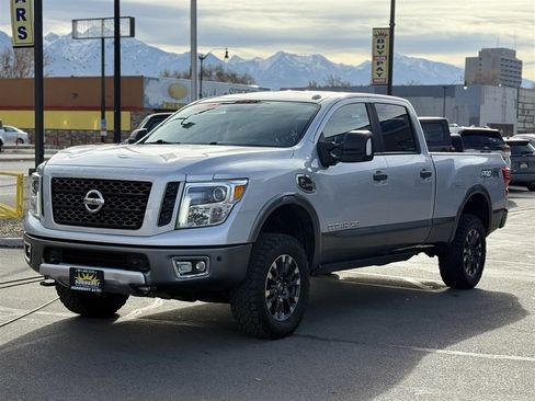 Used 2019 Nissan Titan PRO-4X w/ Pro-4x Convenience Package image 3