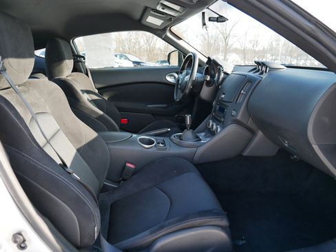 Used 2017 Nissan 370Z Coupe image 12