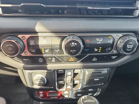 Used 2024 Jeep Gladiator Rubicon w/ Technology Group image 17