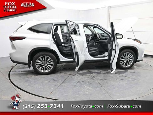 Used 2024 Toyota Highlander Platinum image 28