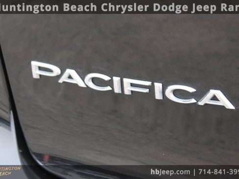 Used 2023 Chrysler Pacifica Touring-L image 7