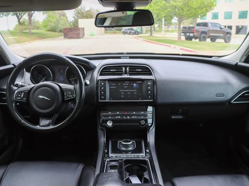 Used 2018 Jaguar XE Premium RWD image 25