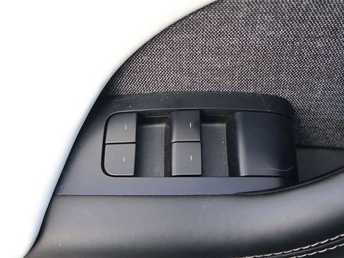 Used 2022 Tesla Model X image 39