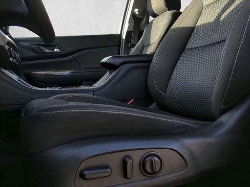 Used 2022 GMC Acadia SLE w/ Driver Convenience Package image 9