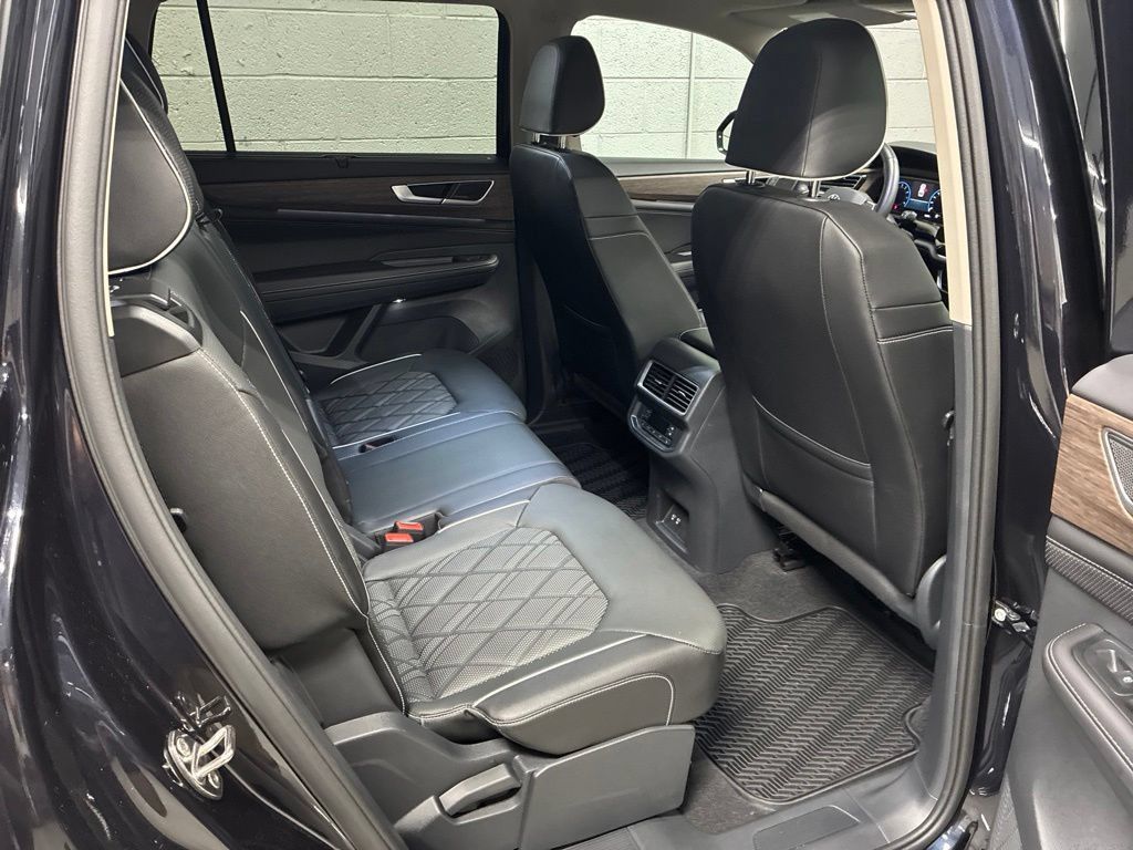Used 2025 Volkswagen Atlas SEL Premium R-Line AWD/4WD image 10