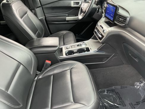 Used 2022 Ford Explorer XLT w/ Equipment Group 202A AWD/4WD image 11