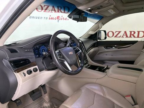 Used 2018 Cadillac Escalade Luxury AWD/4WD image 12