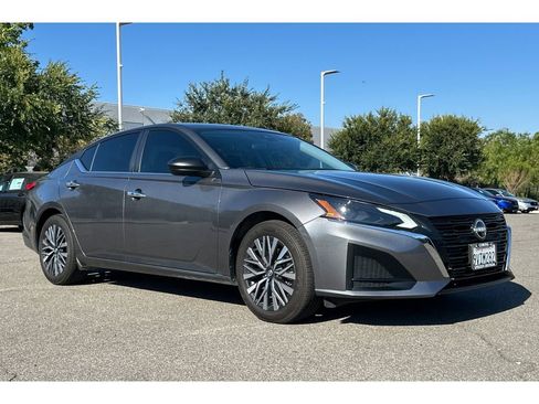 Used 2025 Nissan Altima 2.5 SV FWD image 8