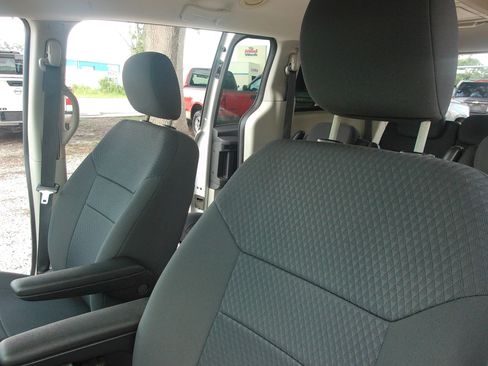 Used 2010 Dodge Grand Caravan SXT FWD image 14