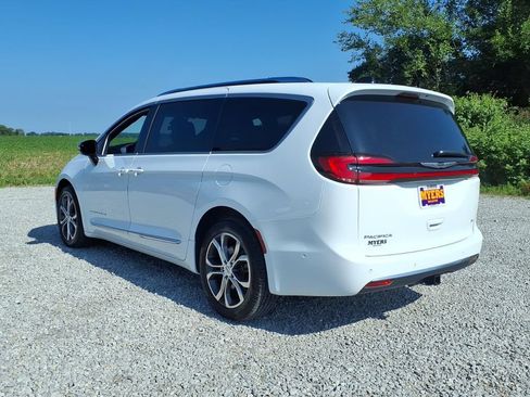 Used 2025 Chrysler Pacifica Pinnacle w/ Trailer Tow Group AWD/4WD image 9