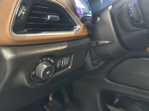 Used 2021 Chrysler Pacifica Limited w/ Uconnect Theater Family Group AWD/4WD image 24