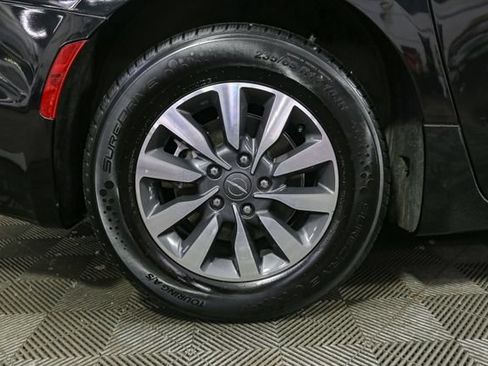 Used 2023 Chrysler Pacifica Touring-L FWD image 16
