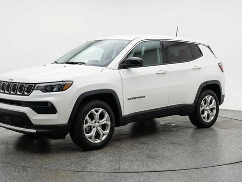 Used 2025 Jeep Compass Latitude AWD/4WD image 3