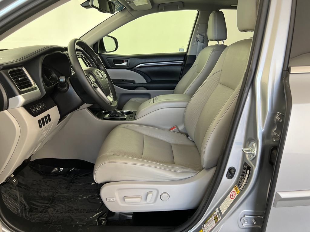 Used 2015 Toyota Highlander Limited w/ Driver Technology Package AWD/4WD image 12