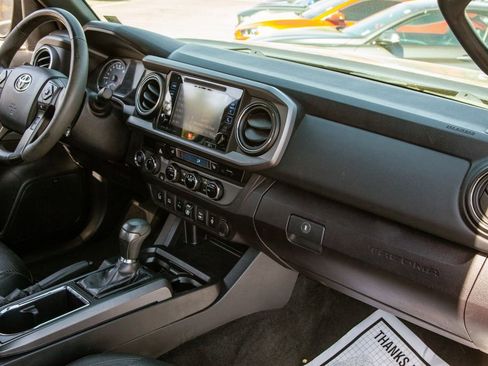 Used 2018 Toyota Tacoma TRD Off-Road image 11