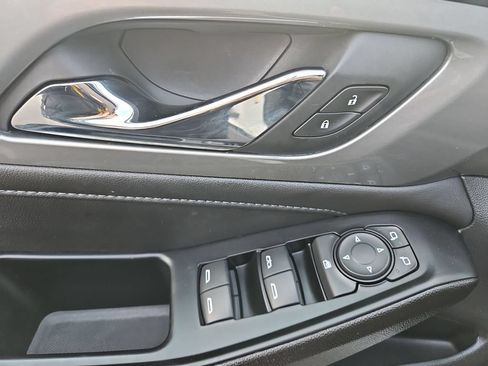 Used 2023 Chevrolet Traverse LT FWD image 24