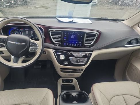 Used 2017 Chrysler Pacifica Limited w/ UConnect Theater Package FWD image 10