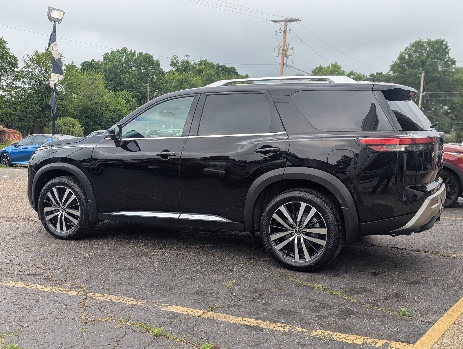 Used 2023 Nissan Pathfinder Platinum w/ Cargo Package AWD/4WD image 9