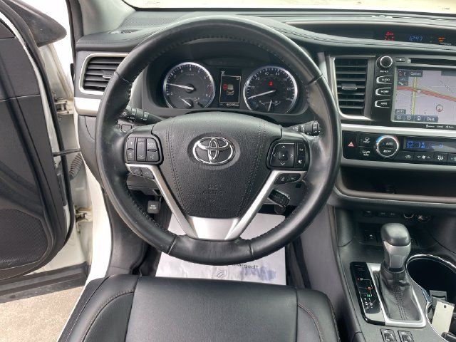 Used 2019 Toyota Highlander XLE AWD/4WD image 23
