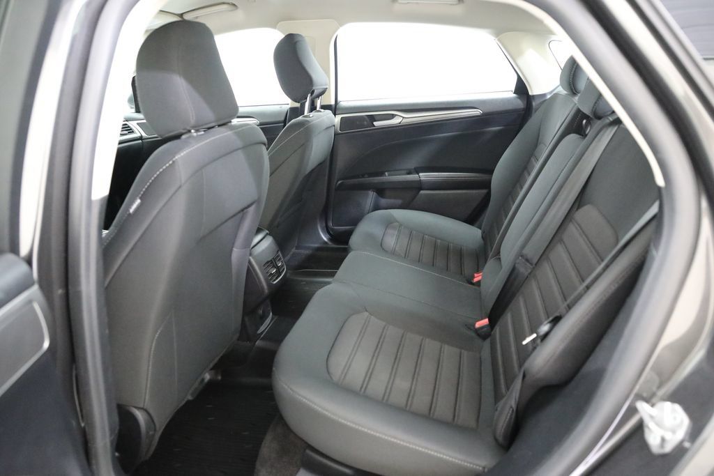Used 2020 Ford Fusion SE FWD image 8