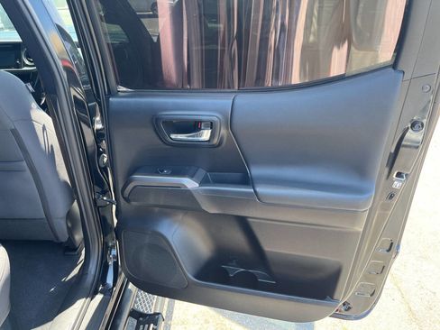 Used 2018 Toyota Tacoma TRD Off-Road image 24