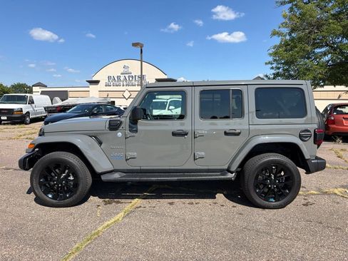 Used 2022 Jeep Wrangler Unlimited Sahara w/ Cold Weather Group AWD/4WD image 9
