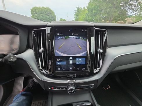 Used 2018 Volvo XC60 T5 Momentum w/ Vision Package AWD/4WD image 19