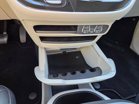 Used 2023 Chrysler Pacifica Touring-L FWD image 25