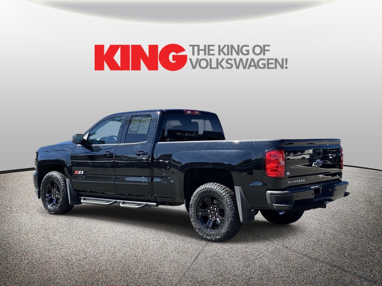 Used 2018 Chevrolet Silverado 1500 LT w/ Midnight Edition AWD/4WD image 5