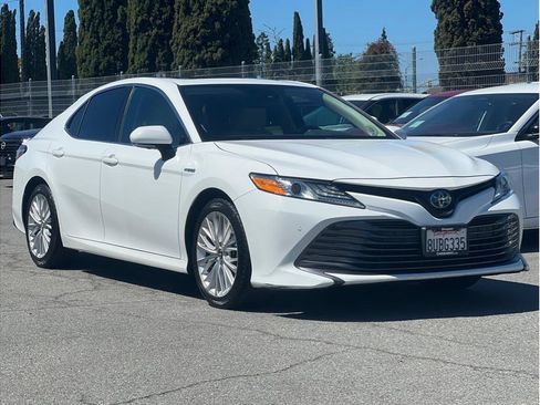 Used 2018 Toyota Camry XLE w/ Audio Package FWD image 3