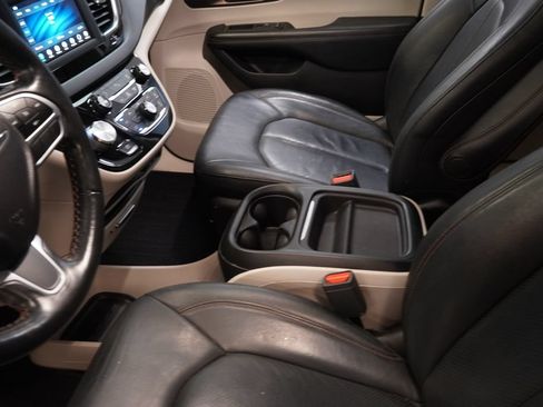 Used 2019 Chrysler Pacifica Touring-L FWD image 7