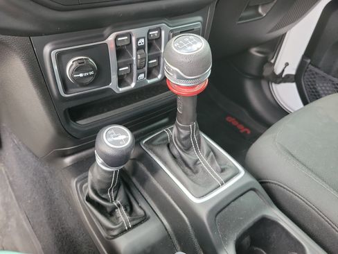 Used 2018 Jeep Wrangler Unlimited Sahara image 12