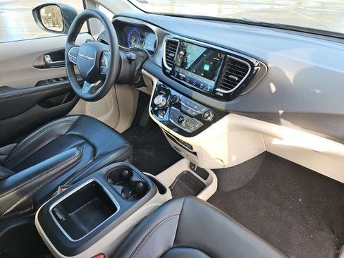 Used 2023 Chrysler Pacifica Touring-L image 14