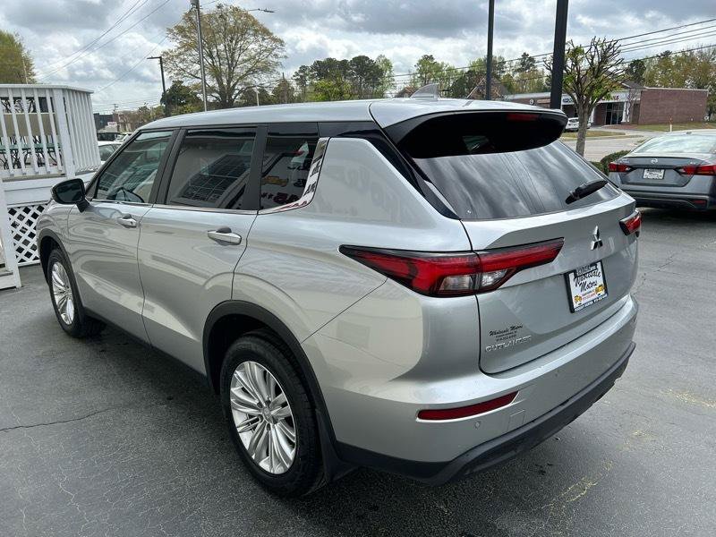 Used 2023 Mitsubishi Outlander ES FWD image 5