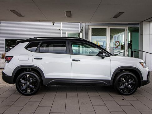 New 2026 Volkswagen Taos SE image 20