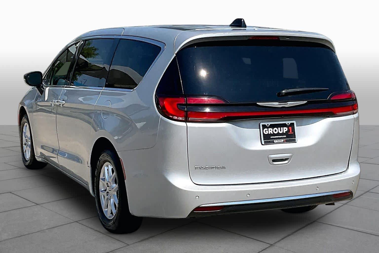 Used 2024 Chrysler Pacifica Touring-L FWD image 11