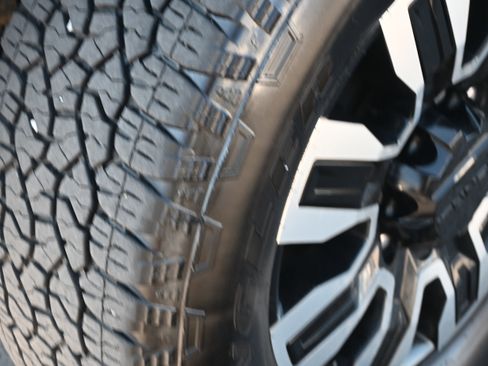 Used 2025 GMC Sierra 2500 Denali Ultimate image 15