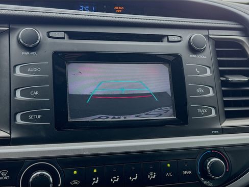 Used 2019 Toyota Highlander LE w/ Carpet Mat Package (TMS) image 10