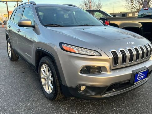 Used 2017 Jeep Cherokee Latitude image 4
