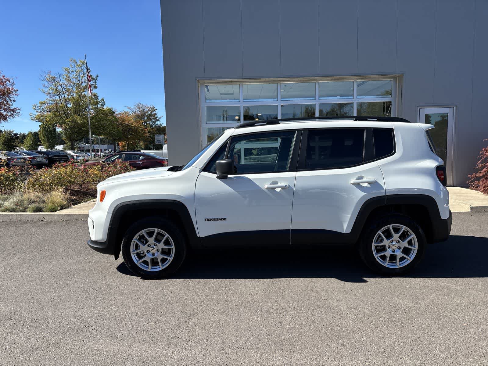 Used 2022 Jeep Renegade Sport w/ Sport Appearance Group AWD/4WD image 2