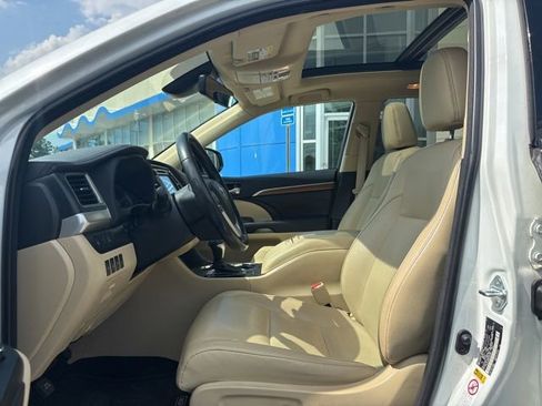 Used 2018 Toyota Highlander Limited Platinum FWD image 10