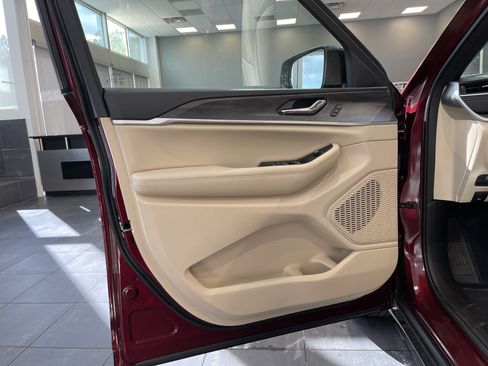 New 2025 Jeep Grand Cherokee Limited w/ Luxury Tech Group II image 13