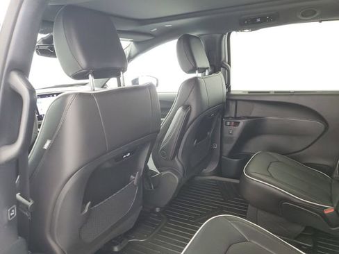 Used 2025 Chrysler Pacifica Limited FWD image 15