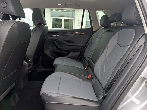 Used 2026 Volkswagen Tiguan SE w/ Panoramic Sunroof Package AWD/4WD image 10