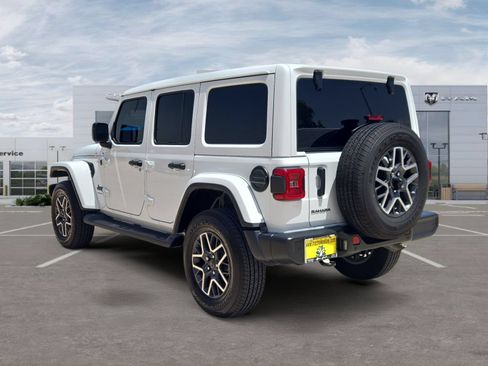 Used 2026 Jeep Wrangler Unlimited Sahara AWD/4WD image 3