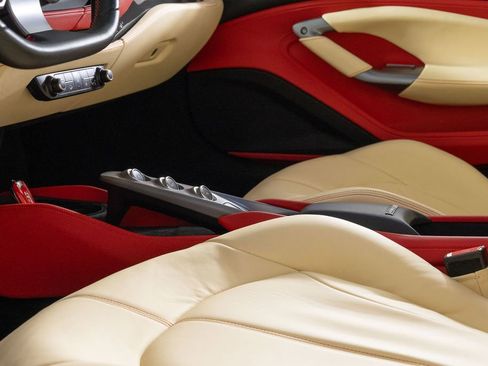 Used 2021 Ferrari F8 Tributo image 6