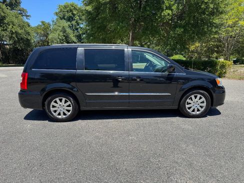 Used 2014 Chrysler Town & Country Touring FWD image 7
