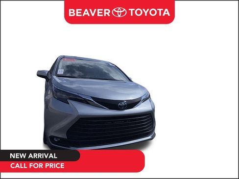 Used 2025 Toyota Sienna XLE image 1